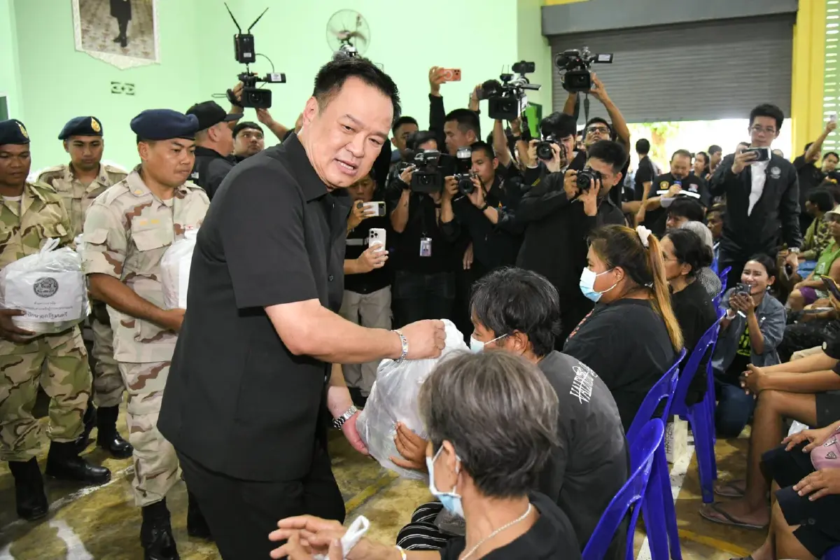 “อนุทิน” ลงพื้นที่ติดตามสถานการณ์น้ำท่วมและเยี่ยมประชาชนที่อ่างทอง