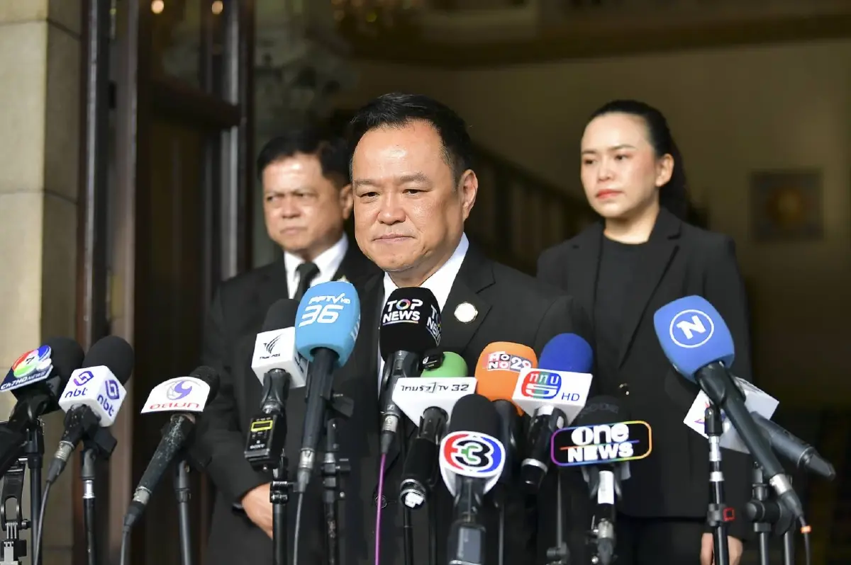 รัฐบาลอนุทินเผชิญสมรภูมิคู่ขนานเดิมพันยุบสภากลางวิกฤตน้ำท่วม