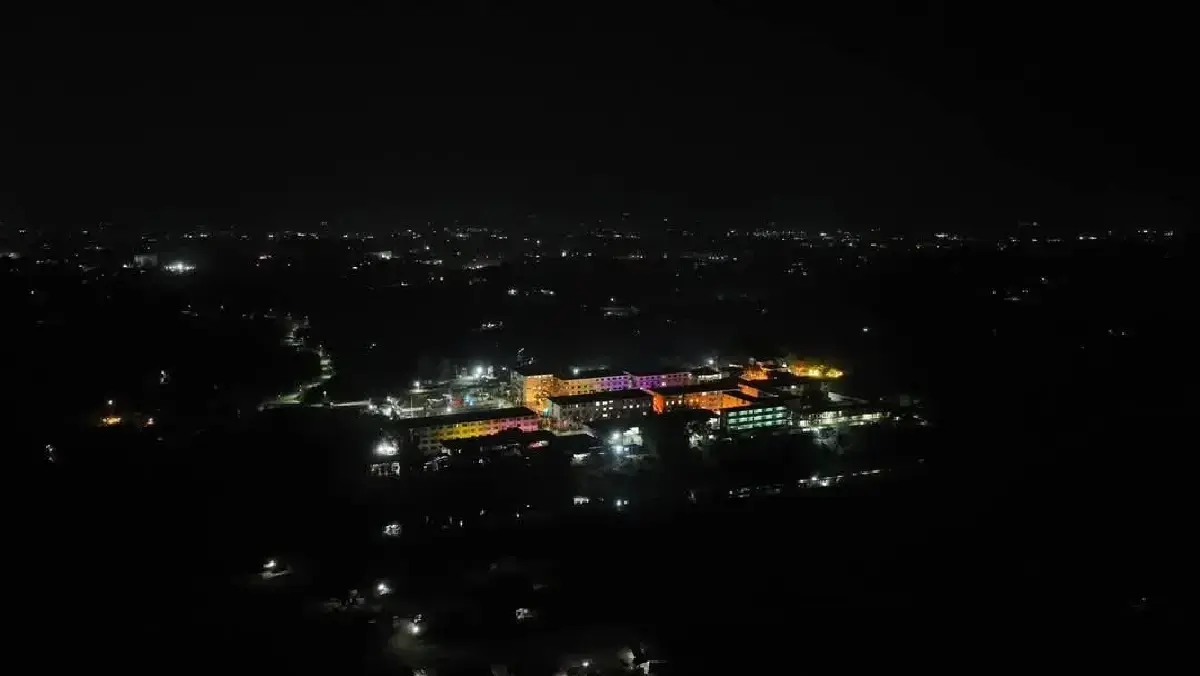 ภาพเมืองชเวก๊กโก ตรงข้าม อ.แม่สอด หนึ่งในศุนย์กลางแก๊งสแกมเมอร์ของเมียนมา ตอนกลางคืน 