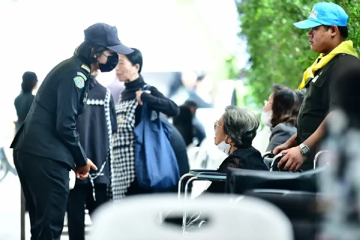 ประชาชนเข้ากราบถวายบังคมพระบรมศพ