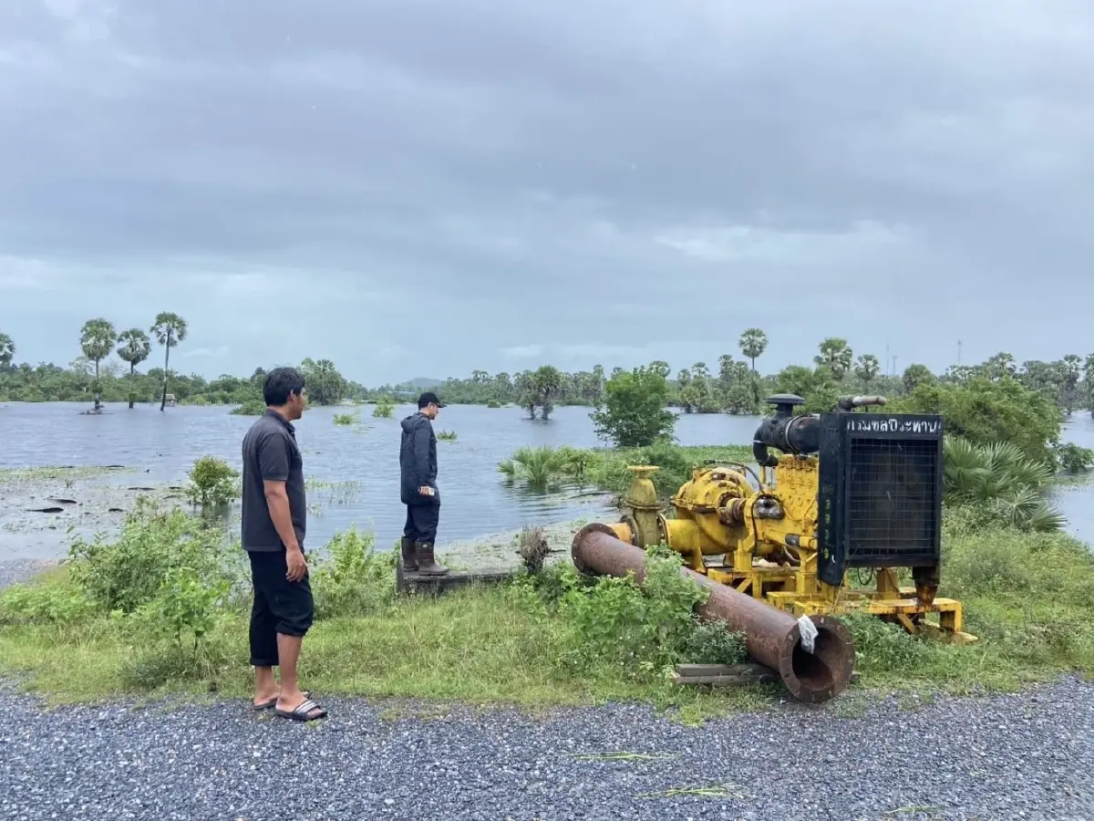 สถานการณ์น้ำท่วมสงขลาเริ่มคลี่คลาย กรมชลฯ เร่งระบายน้ำลงทะเลลดผลกระทบ