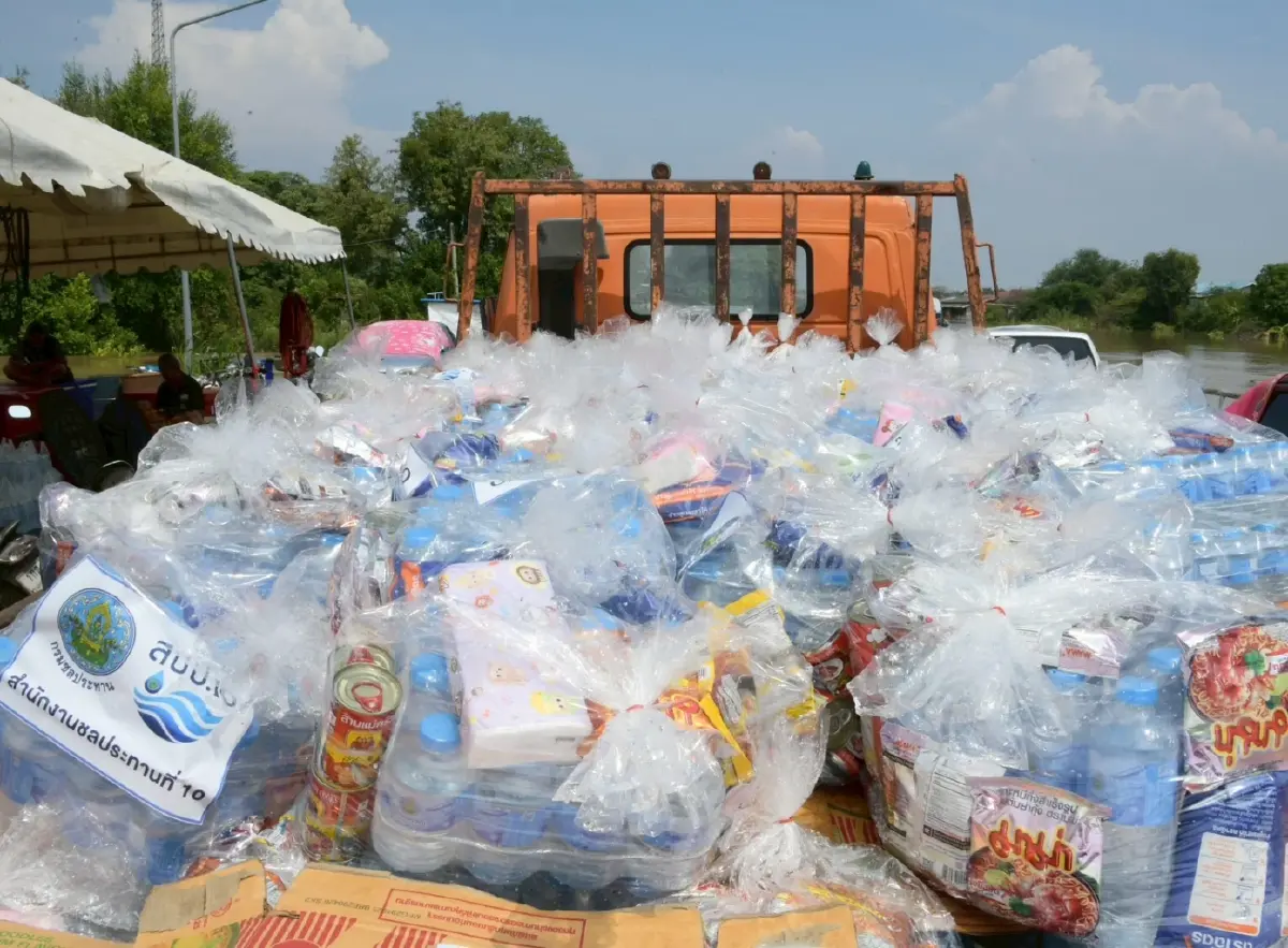 รมช. “นเรศ” ลงพื้นที่ติดตามน้ำท่วมเจ้าพระยา เร่งบูรณาการช่วยเหลือประชาชน