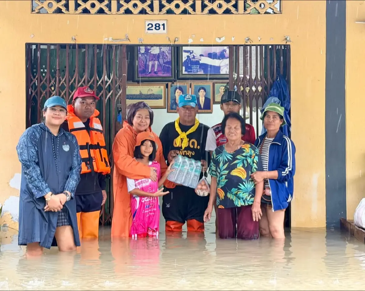 ดร.นาทีเข้าเยี่ยมครอบครัวผู้สูญเสียจากเหตุการณ์เด็กชายพลัดจมน้ำที่ บ้านบางมวง ต.ฝาละมี อ.ปากพะยูน