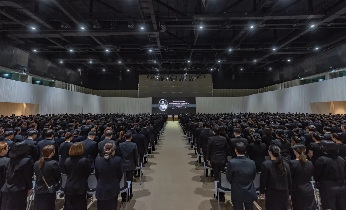 วัน แบงค็อก ถวายความอาลัย เบื้องหน้าพระฉายาลักษณ์สมเด็จพระพันปีหลวง