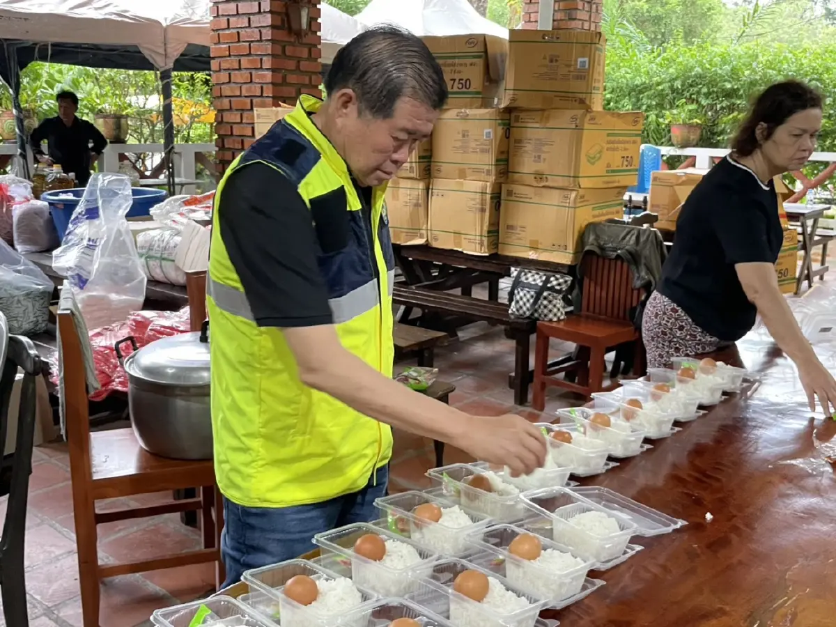 นิพนธ์–สรรเพชญ จัดโรงครัว “บุญญามณี” ช่วยผู้ประสบภัยน้ำท่วม