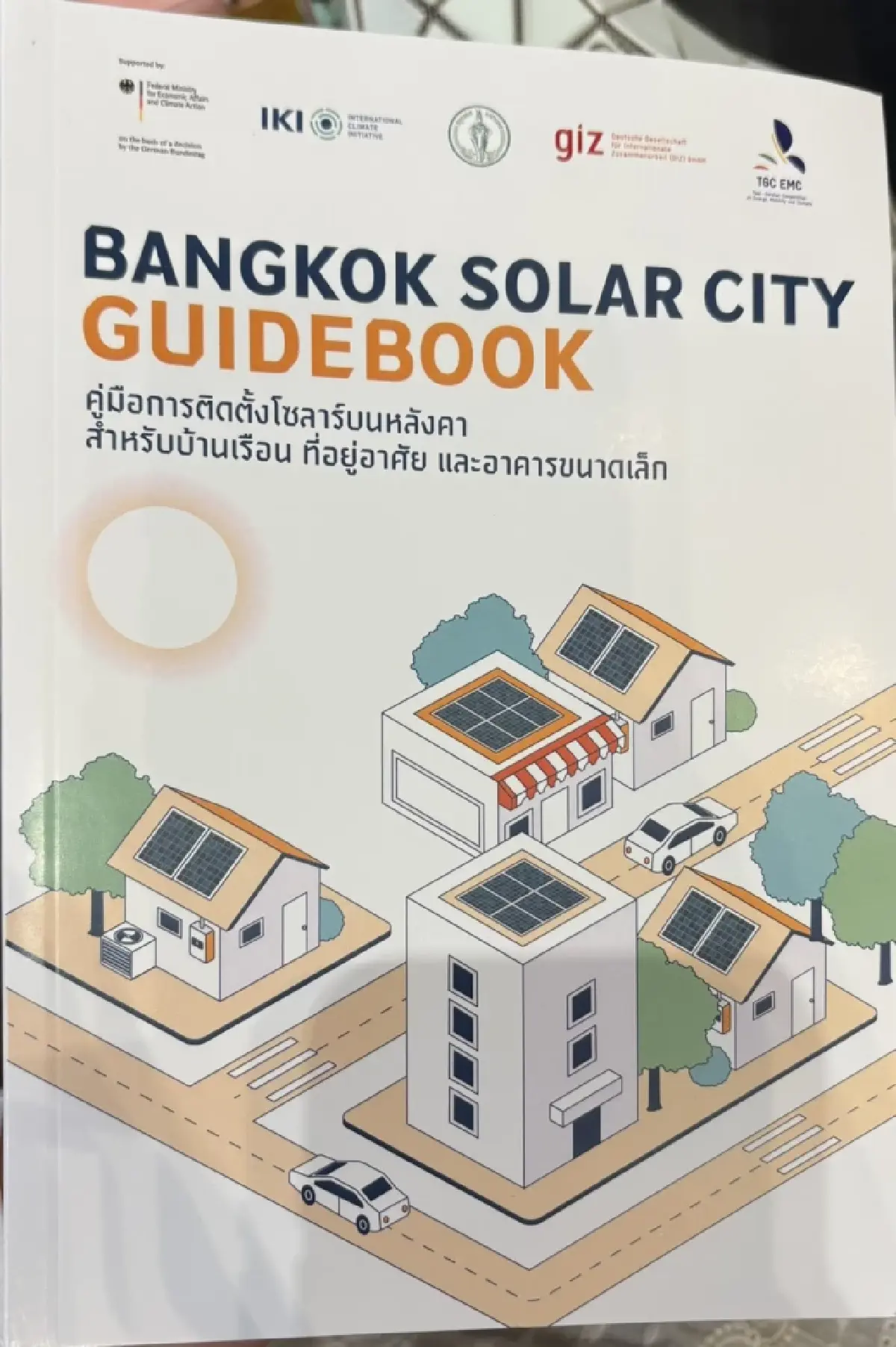 ชัชชาติ ชี้! กทม. ใช้ "ของฟรีคือแสงแดด" เร่งลดคาร์บอนสู่ Net Zero