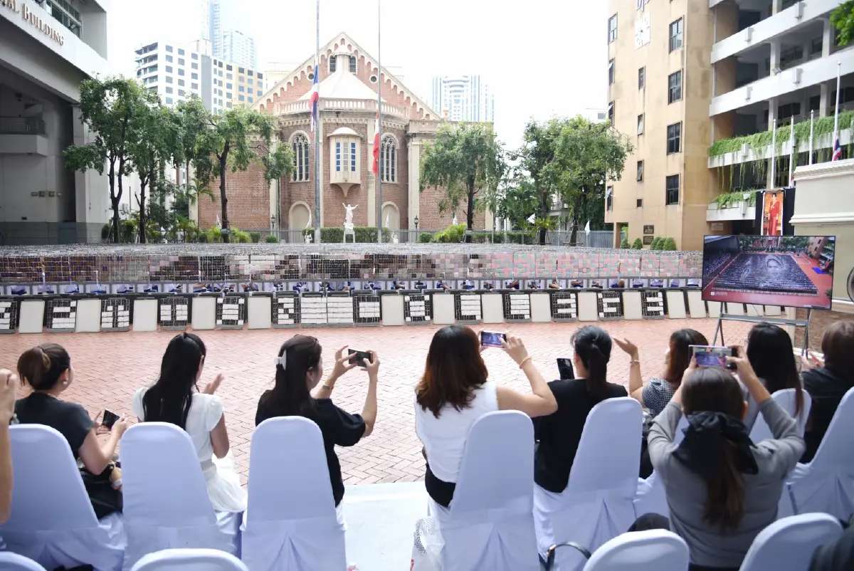 นร.อัสสัมชัญ 1,250 คน แปรอักษรภาพ "พระพันปีหลวง" ถวายอาลัย