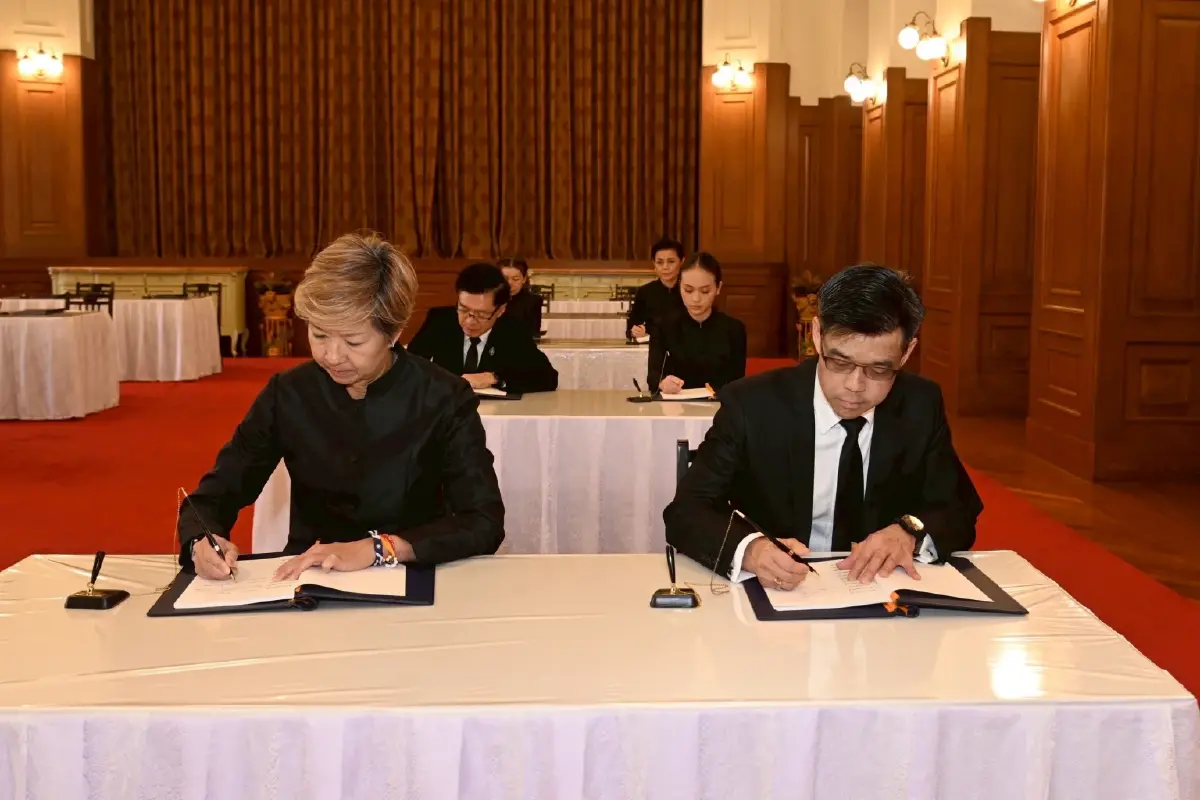 เมืองไทยประกันภัย เข้าถวายสักการะพระบรมศพและลงนามถวายความอาลัยแด่สมเด็จพระพันปีหลวง