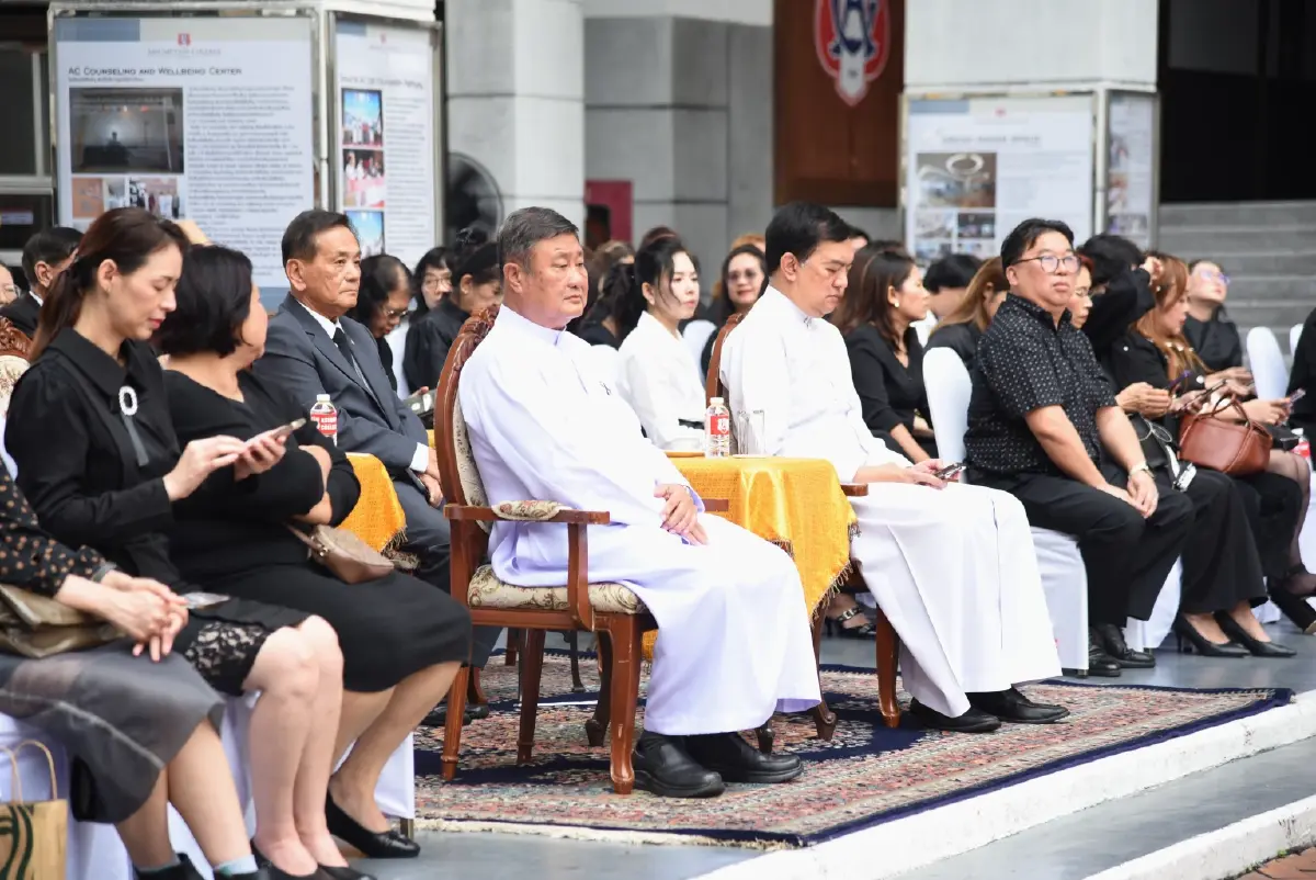 นร.อัสสัมชัญ 1,250 คน แปรอักษรภาพ "พระพันปีหลวง" ถวายอาลัย