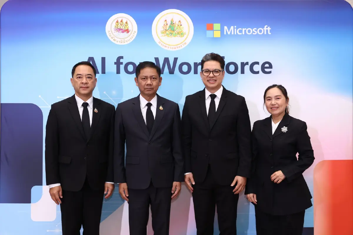 (จากซ้าย) สมาสภ์ ปัทมะสุคนธ์ รองปลัดกระทรวงแรงงาน รักษาราชการแทน อธิบดีกรมพัฒนาฝีมือแรงงาน, พิเชษฐ์ ทองพันธ์ อธิบดีกรมการจัดหางาน รักษาราชการแทน รองปลัดกระทรวงแรงงาน, ธนวัฒน์ สุธรรมพันธุ์ กรรมการผู้จัดการใหญ่ บริษัท ไมโครซอฟท์ ประเทศไทย และตลาดใหม่, และ สุภารัตน์ จูระมงคล ผู้อำนวยการด้านทักษะ AI ไมโครซอฟท์ ประเทศไทย 