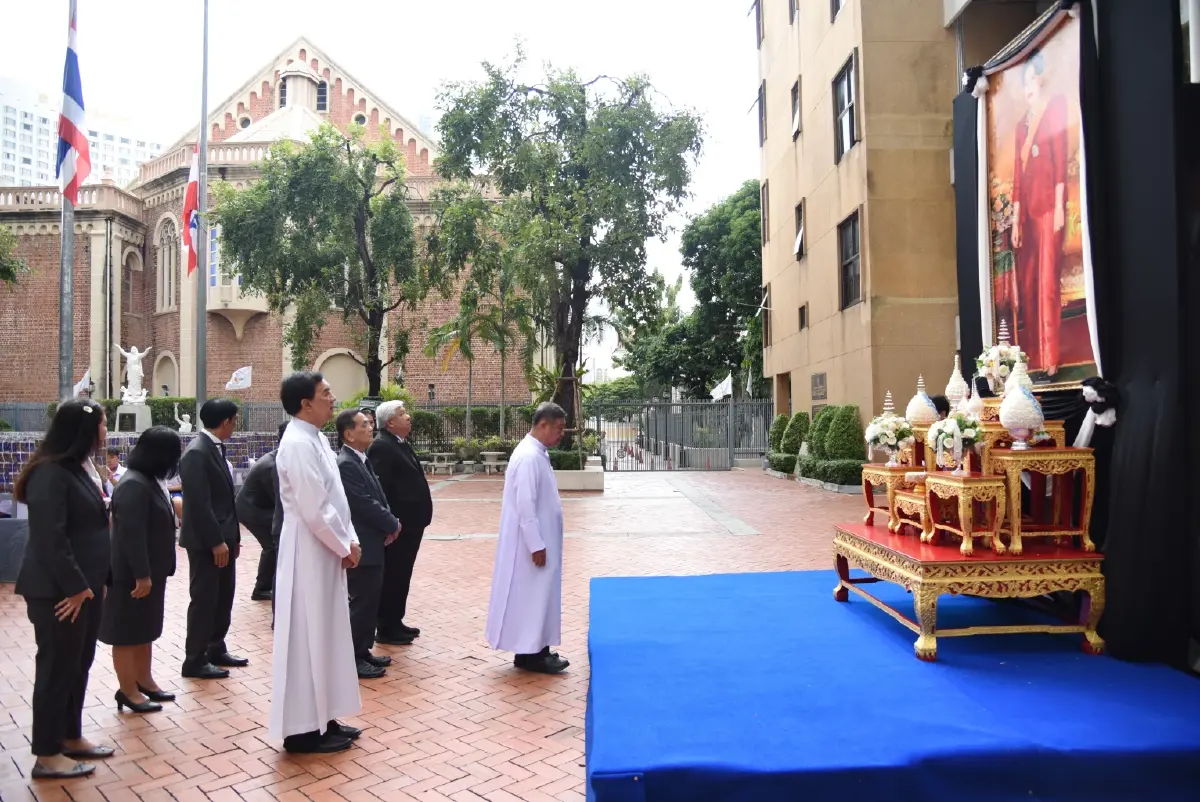 นร.อัสสัมชัญ 1,250 คน แปรอักษรภาพ "พระพันปีหลวง" ถวายอาลัย