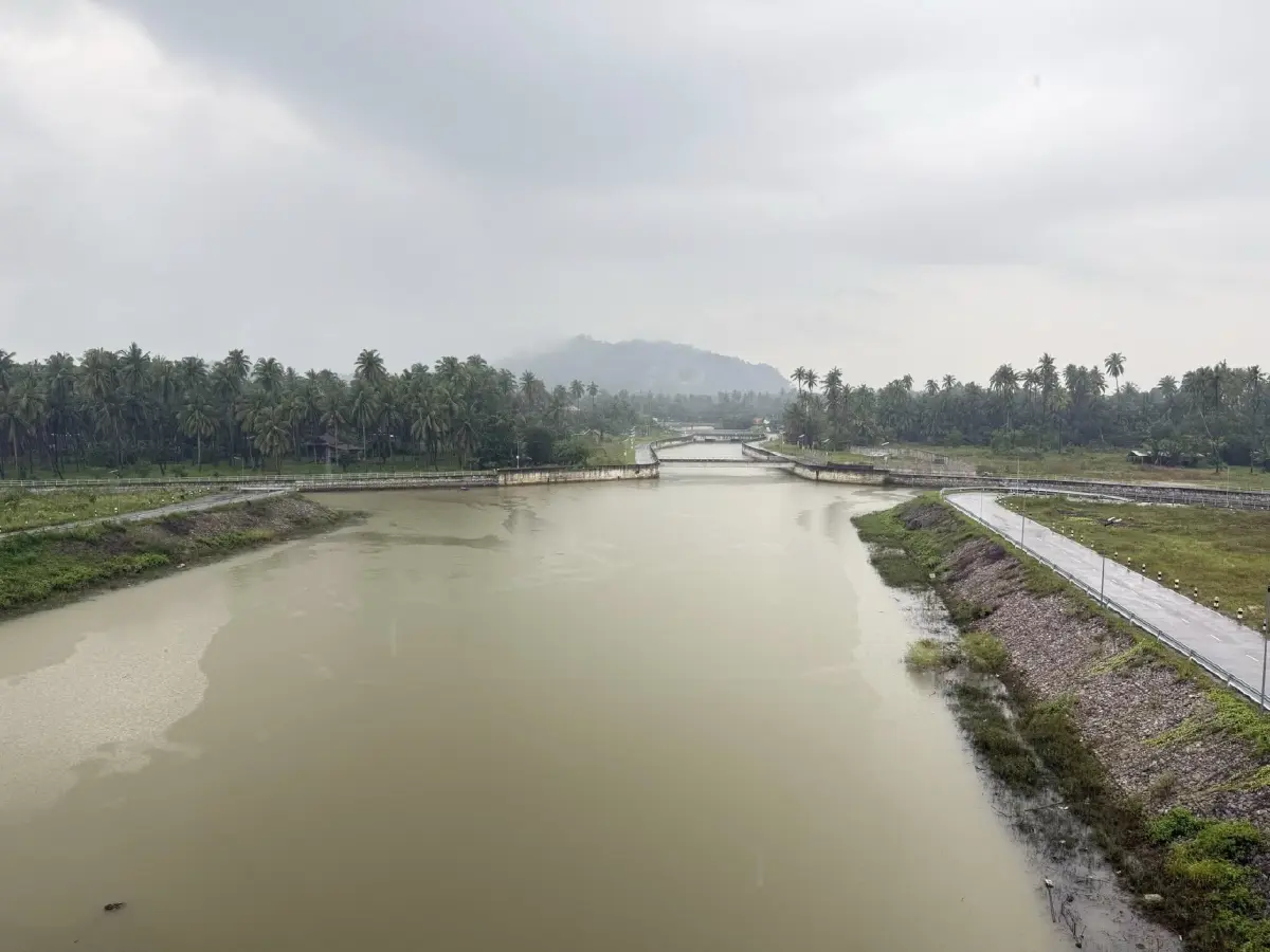 กรมชลฯ เฝ้าระวังฝนใต้เข้ม ระดมเจ้าหน้าที่–เครื่องจักร พร้อมรับมือสถานการณ์