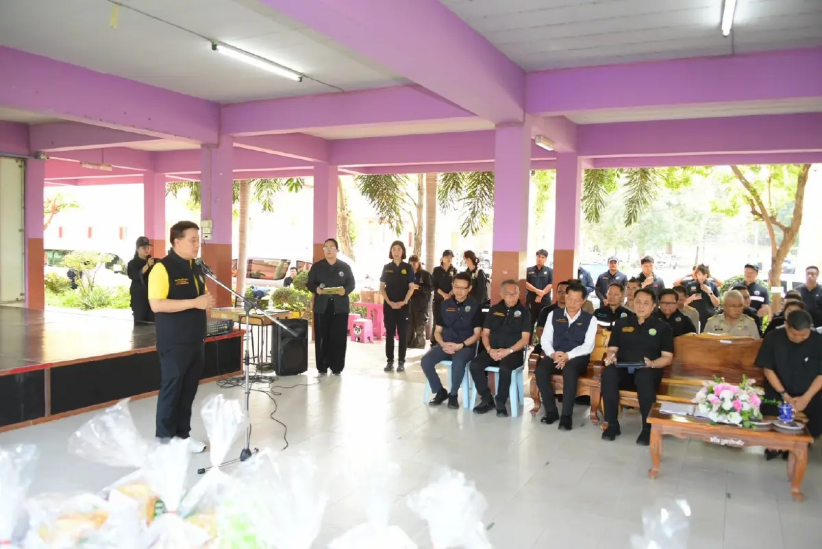 รมช. “นเรศ” ลงพื้นที่ติดตามน้ำท่วมเจ้าพระยา เร่งบูรณาการช่วยเหลือประชาชน