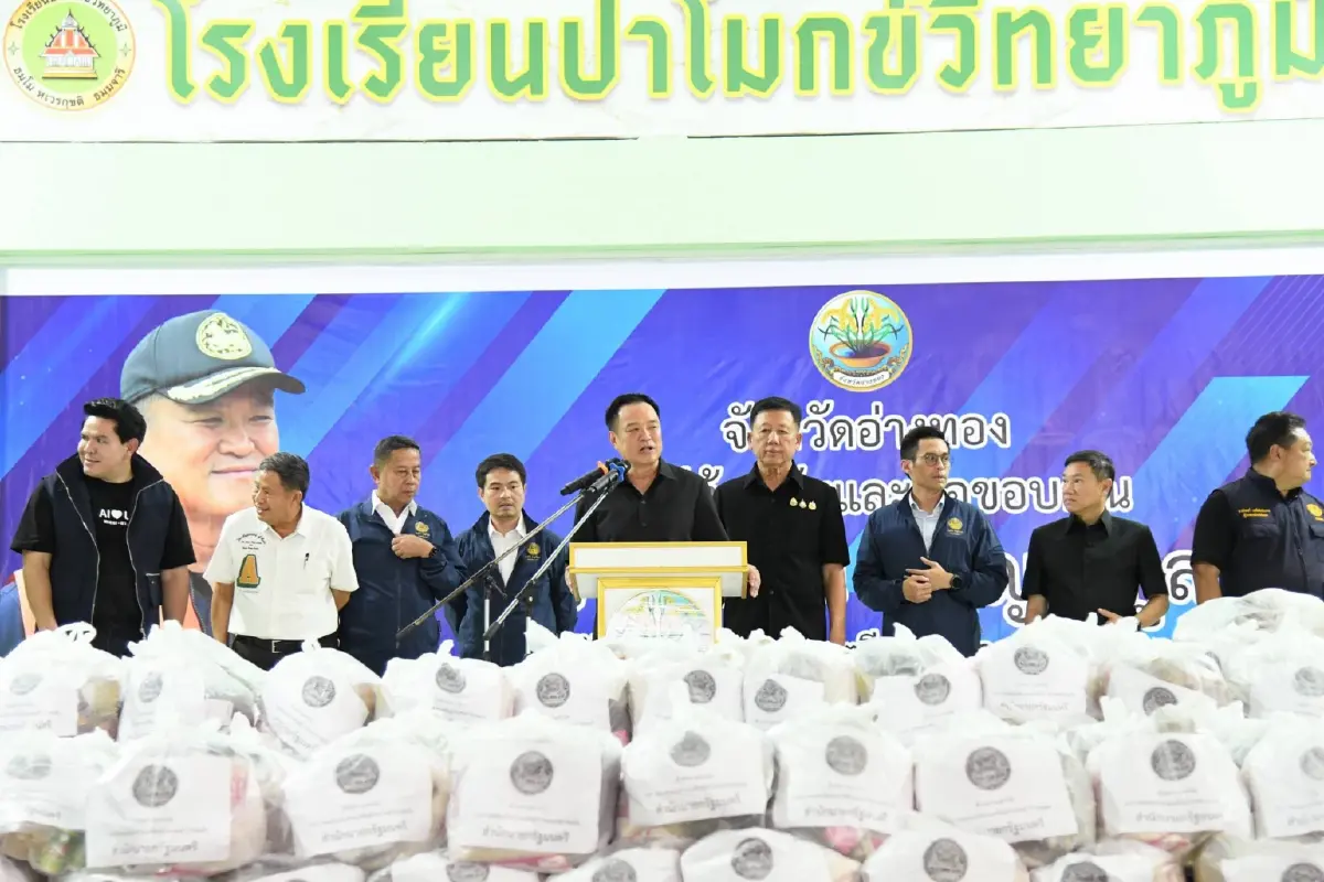 “อนุทิน” ลงพื้นที่ติดตามสถานการณ์น้ำท่วมและเยี่ยมประชาชนที่อ่างทอง