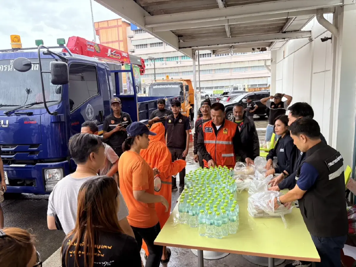 "รองนายกฯ สุชาติ" ห่วงใยประชาชนประสบอุทกภัย จ.สงขลา สั่งการกรมทรัพยากรน้ำบาดาลเร่งสนับสนุนน้ำดื่มสะอาดบรรจุขวด