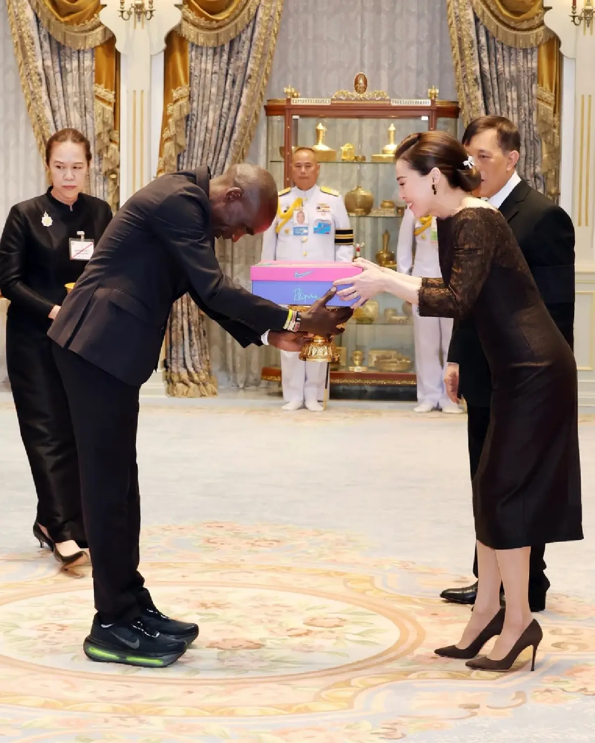 ในหลวง-พระราชินี พระราชทานพระบรมราชวโรกาสให้ ‘คิปโชเก้’ เข้าเฝ้าฯ