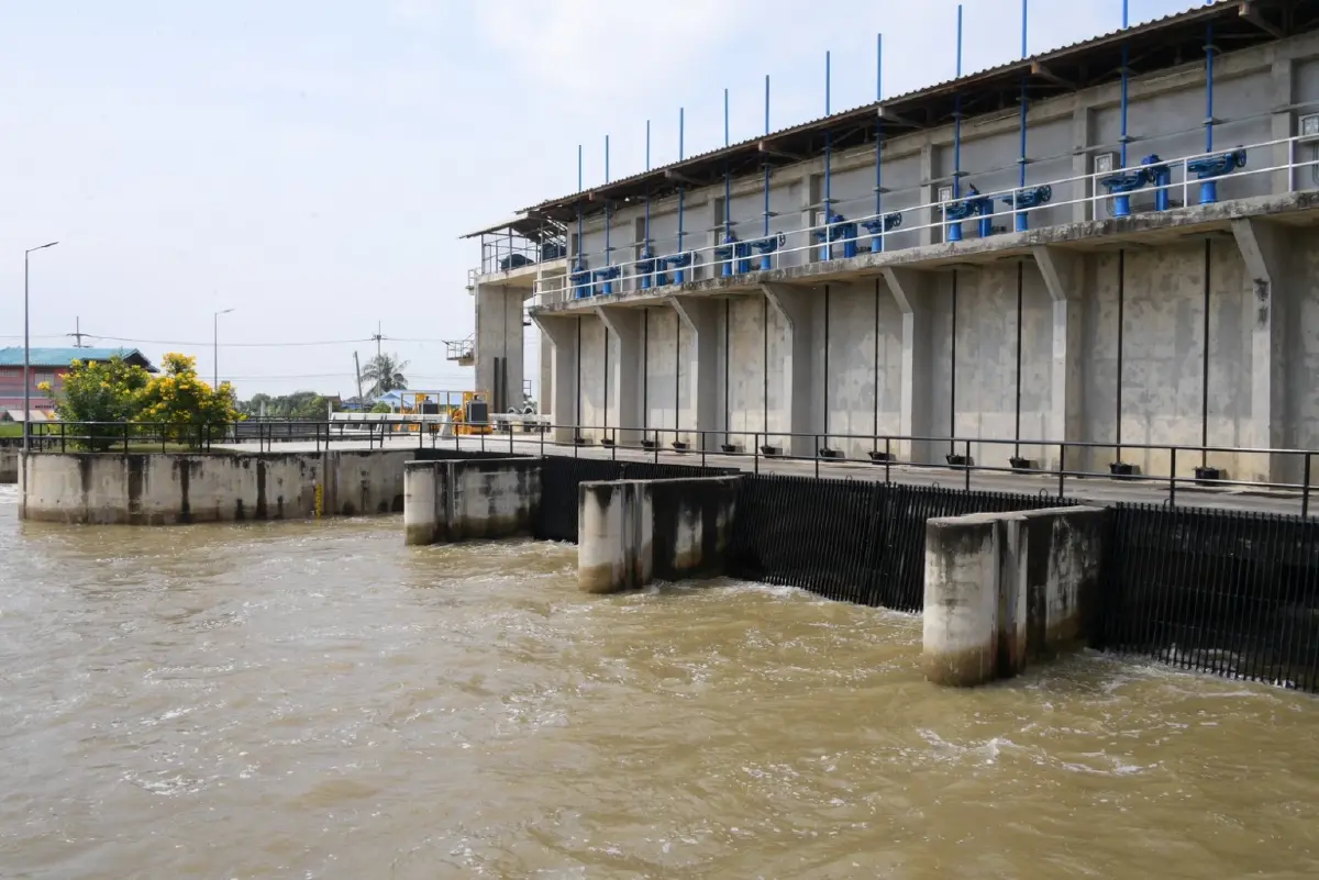 รมช. “นเรศ” ลงพื้นที่ติดตามน้ำท่วมเจ้าพระยา เร่งบูรณาการช่วยเหลือประชาชน