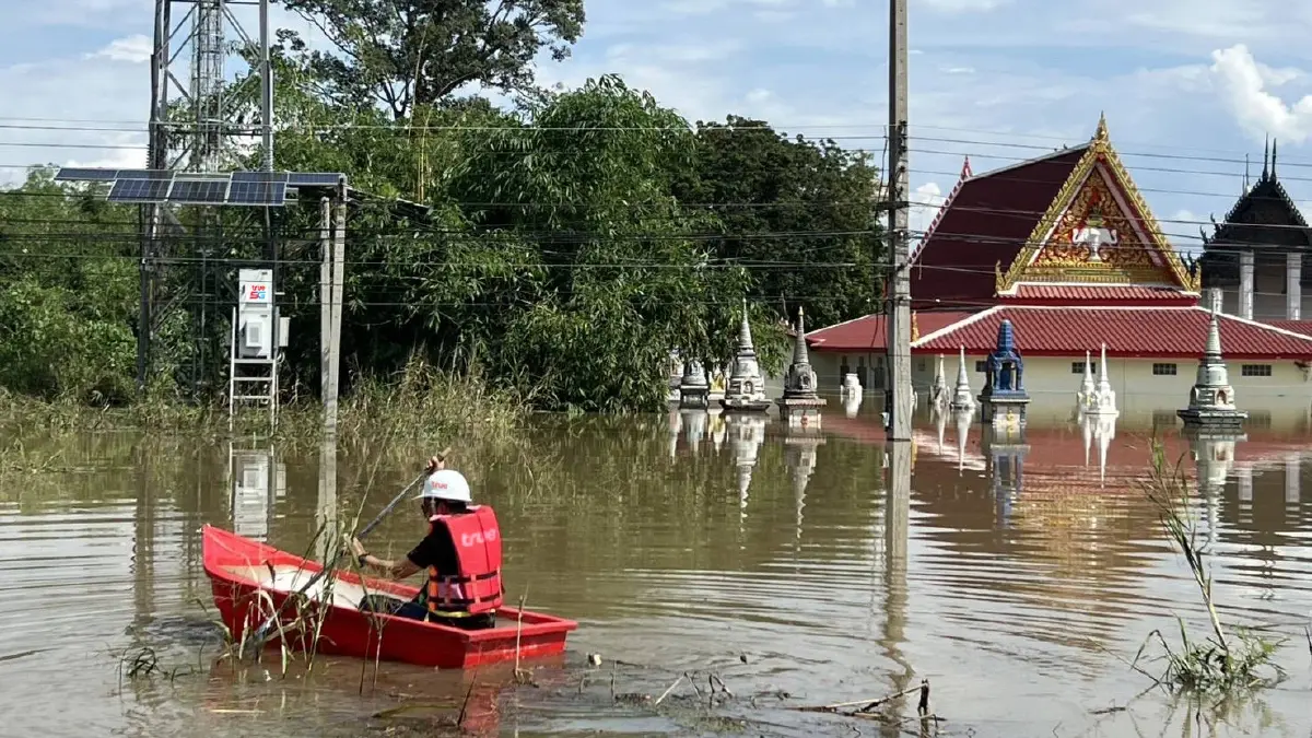 ทรูฯ ลุยน้ำท่วมสิงห์บุรี! เร่งดูแลสถานีฐานหลังพนังพัง หนุนสัญญาณ 5G, 4G ต่อเนื่อง