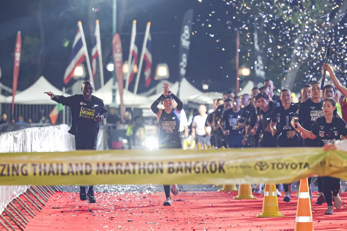 'พระราชินี' ทรงร่วมวิ่งฮาล์ฟมาราธอน ร่วมกับ เอเลียด คิปโชเก