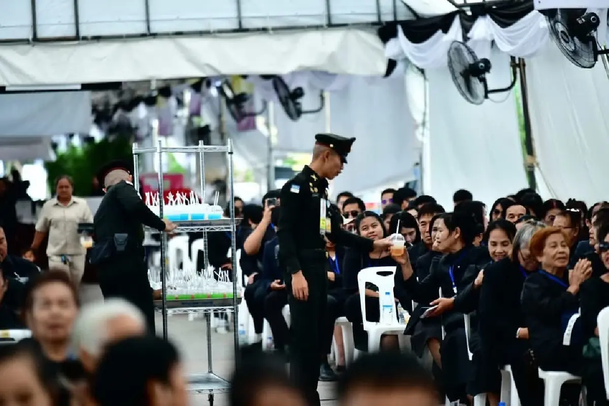 ประชาชนเข้ากราบถวายบังคมพระบรมศพ