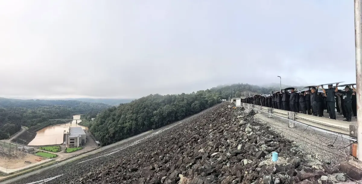 “รมว.อรรถพล” นำทีมพลังงาน และ กฟผ. ร่วมกับชาวอุตรดิตถ์ กว่า 1,000 คน จัดกิจกรรมน้อมถวายความอาลัย “พระพันปีหลวง” ณ เขื่อนสิริกิติ์