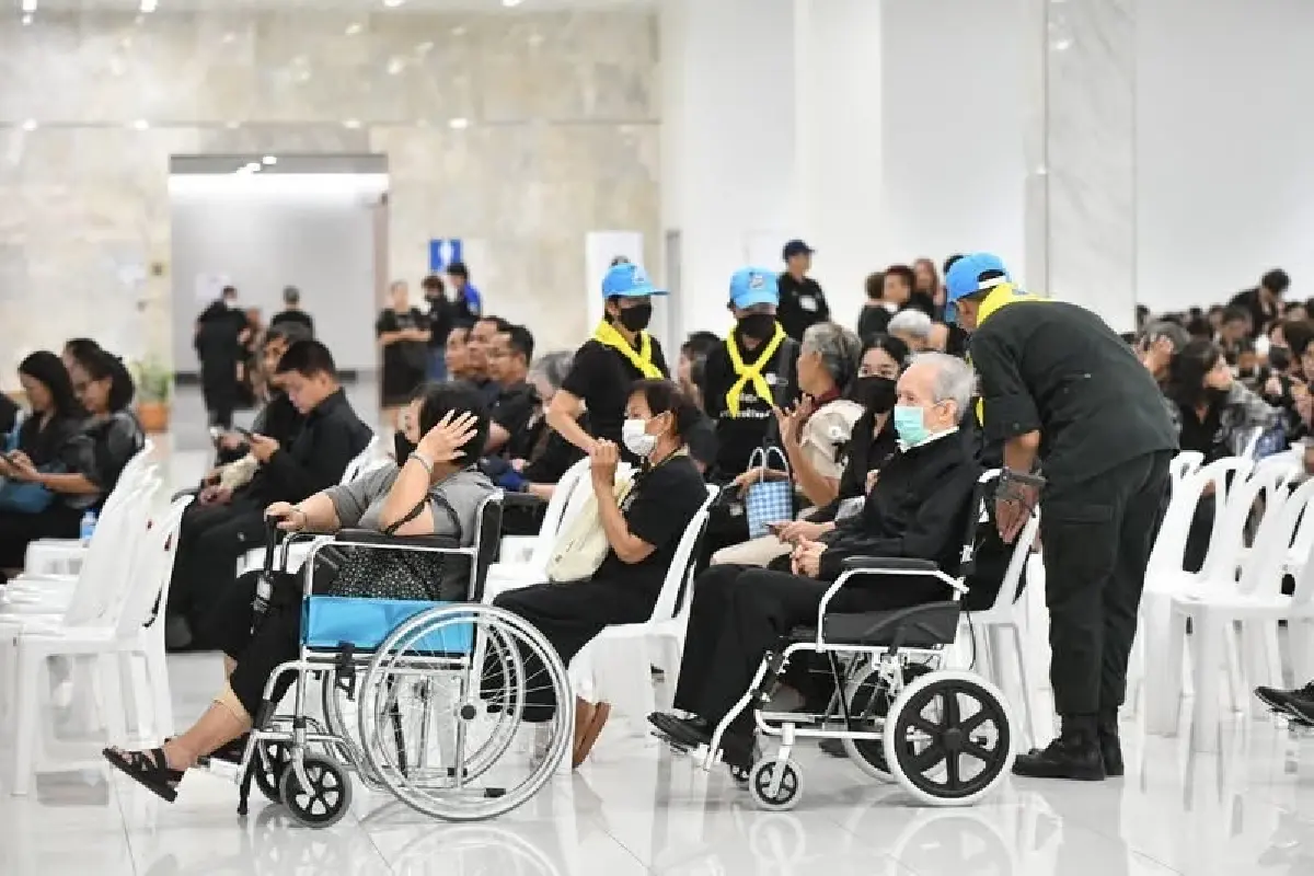 เปิดสายด่วน 1818 โทรฟรี! เสริมจุดชาร์จมือถือ-ขยายบริการแพทย์ รองรับประชาชนถวายสักการะ "พระพันปีหลวง"