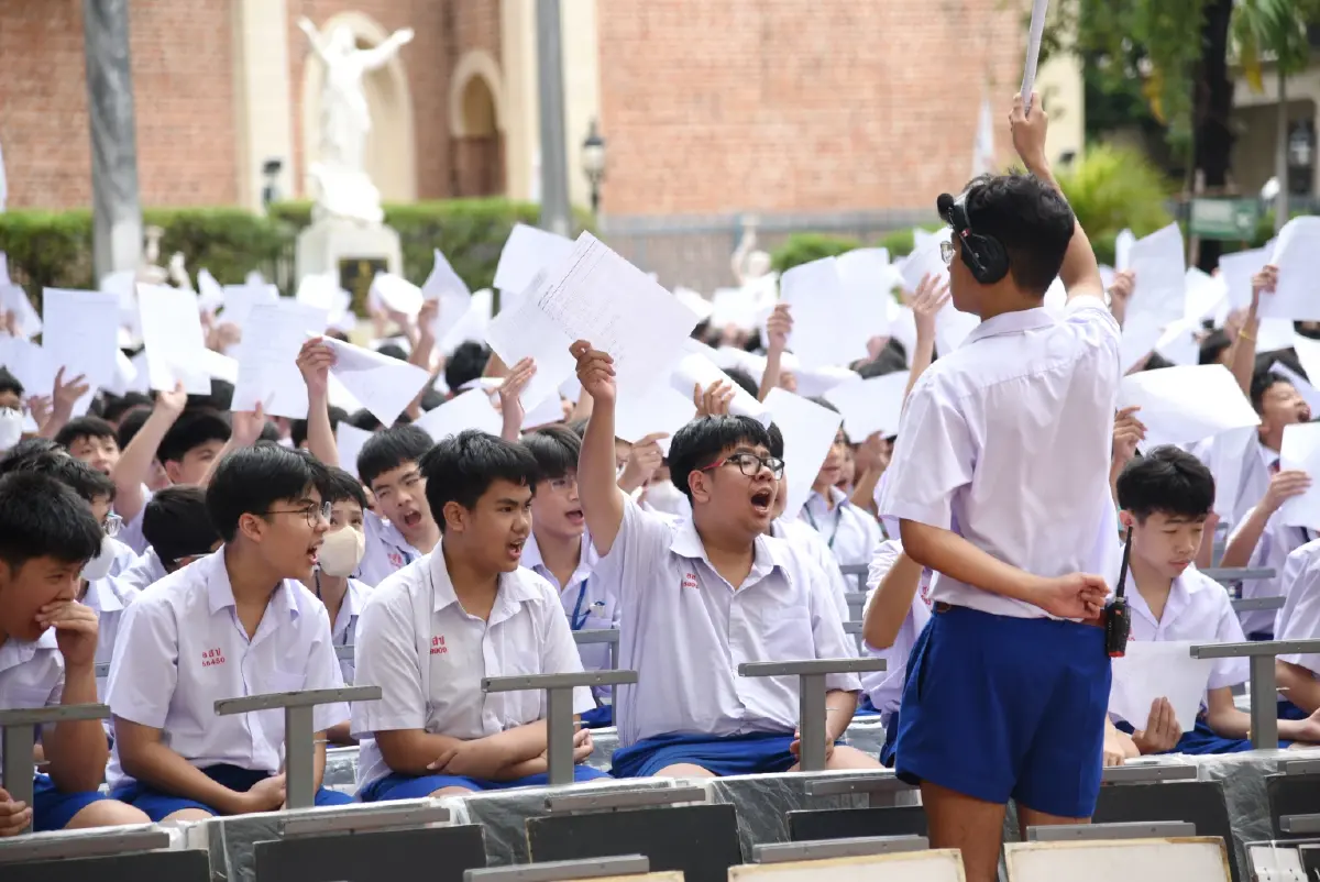 นร.อัสสัมชัญ 1,250 คน แปรอักษรภาพ "พระพันปีหลวง" ถวายอาลัย