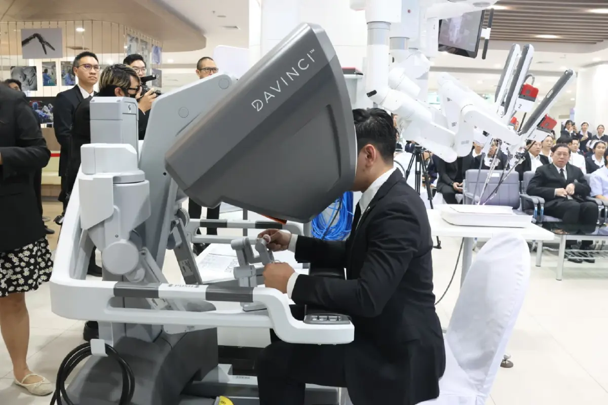 การสาธิตการผ่าตัดด้วยหุ่นยนต์