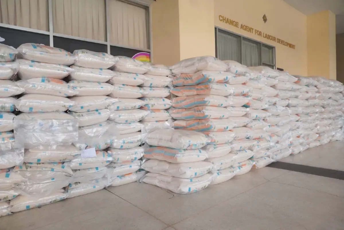 TSB จับมือ ก.แรงงาน มอบข้าวสาร 5 พันถุง-น้ำดื่ม ช่วยผู้ประสบอุทกภัยใต้