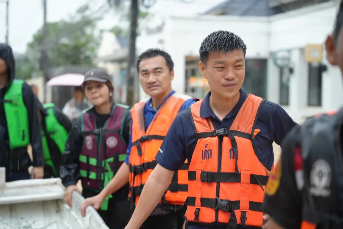 'ณัฐพงษ์' ลงพื้นที่น้ำท่วม แนะ รัฐบาลบูรณาการกับทุกหน่วยงาน