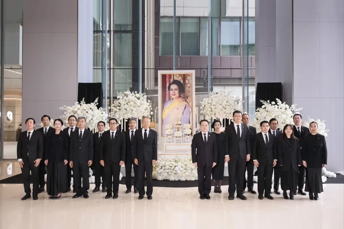 วัน แบงค็อก ถวายความอาลัย เบื้องหน้าพระฉายาลักษณ์สมเด็จพระพันปีหลวง