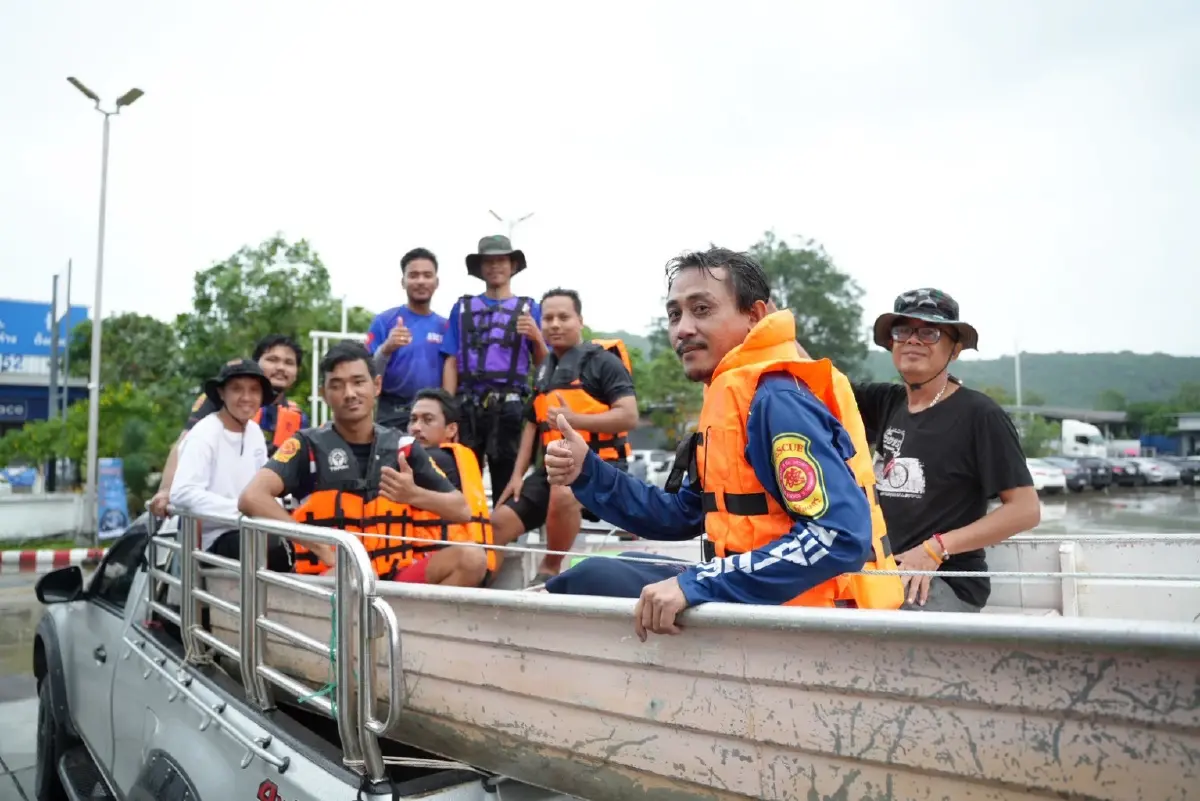 'ณัฐพงษ์' ลงพื้นที่น้ำท่วม แนะ รัฐบาลบูรณาการกับทุกหน่วยงาน