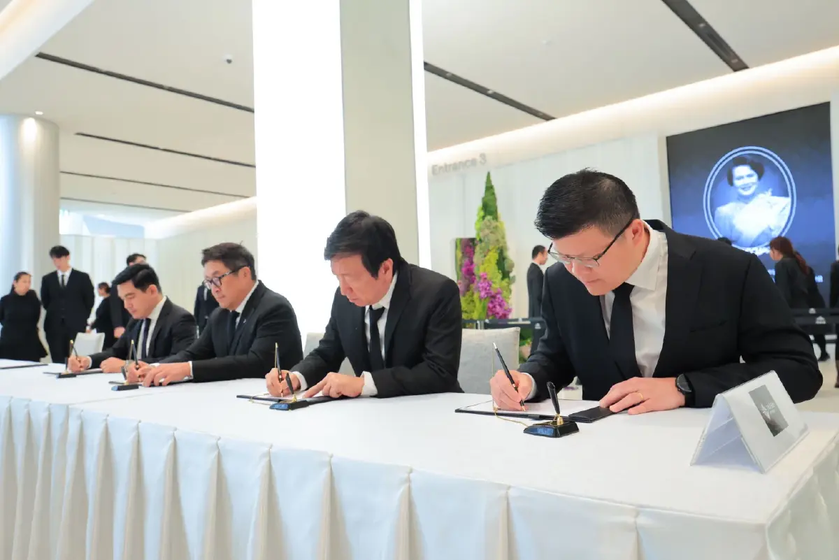 วัน แบงค็อก ถวายความอาลัย เบื้องหน้าพระฉายาลักษณ์สมเด็จพระพันปีหลวง