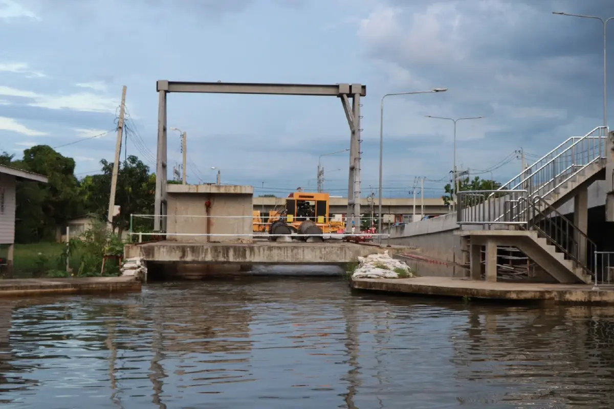 \"ชัชชาติ\" เร่งพร่องน้ำคลองรับมือฝนเกิน 100 มม. ถนนสายหลักแห้งแล้ว