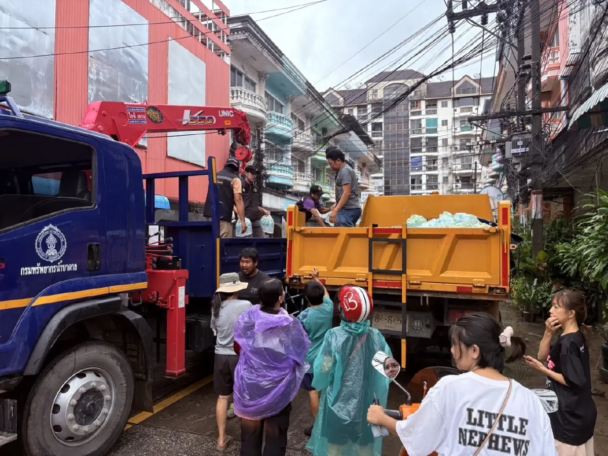 "รองนายกฯ สุชาติ" ห่วงใยประชาชนประสบอุทกภัย จ.สงขลา สั่งการกรมทรัพยากรน้ำบาดาลเร่งสนับสนุนน้ำดื่มสะอาดบรรจุขวด
