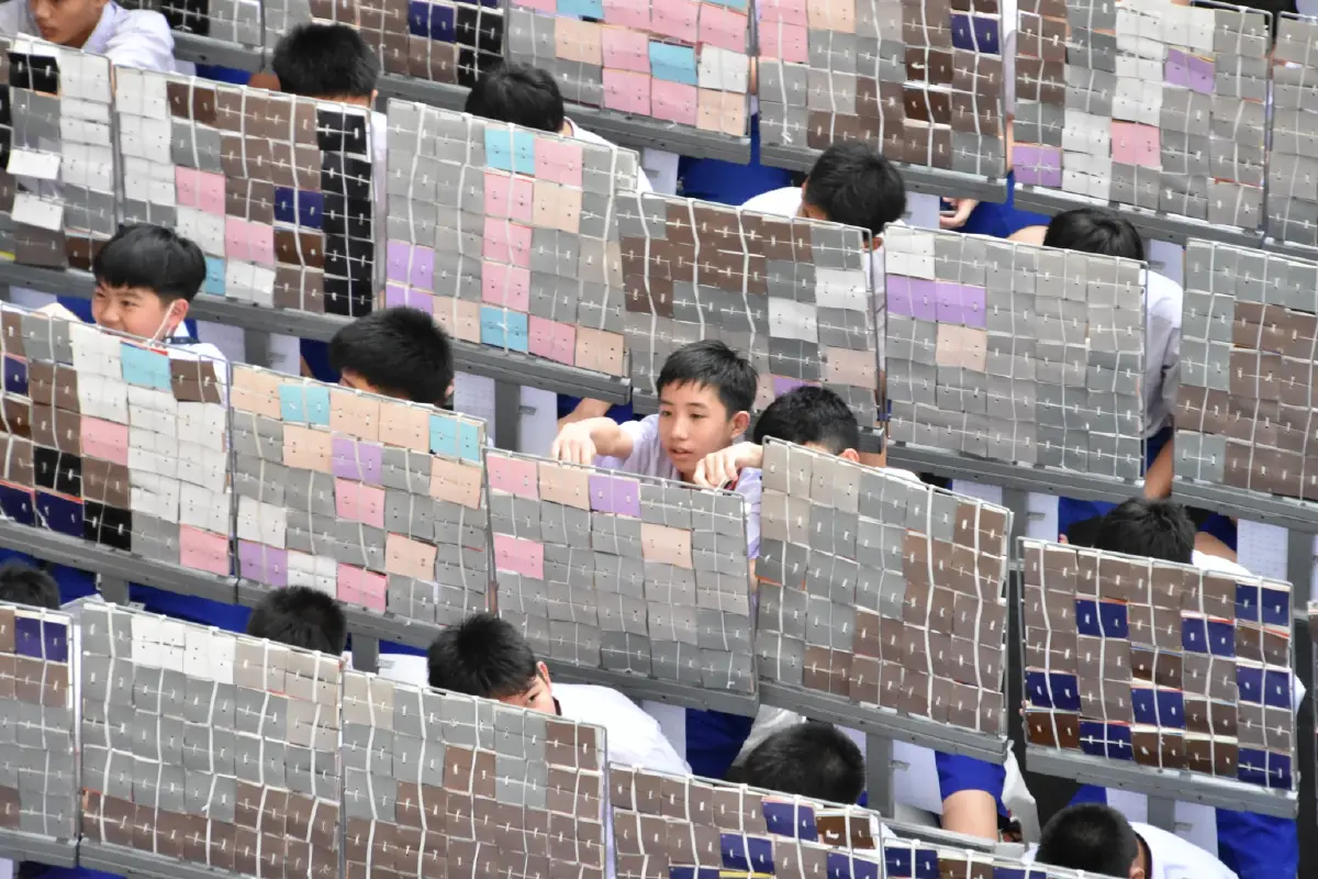 นร.อัสสัมชัญ 1,250 คน แปรอักษรภาพ "พระพันปีหลวง" ถวายอาลัย