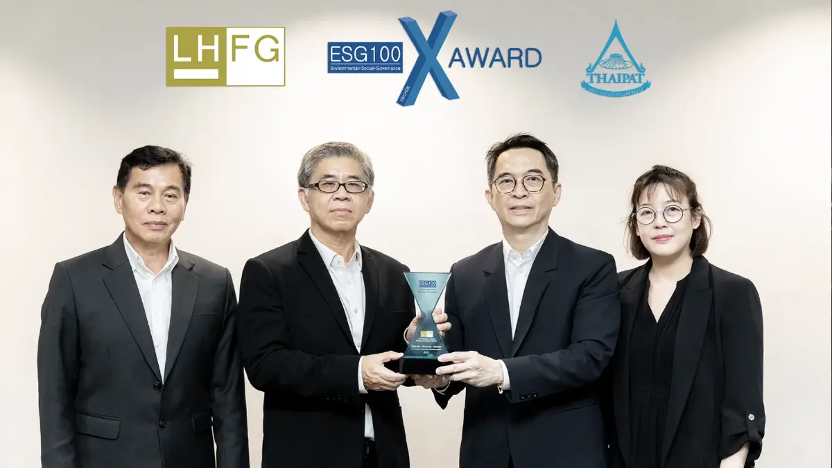 นายวรวุฒน์ โตเจริญธนาผล (ที่ 3 จากขวา) President และนายวิเชียร อมรพูนชัย (ที่ 4 จากขวา) กรรมการและรองกรรมการผู้จัดการ บริษัท แอล เอช ไฟแนนซ์เชียล กรุ๊ป จำกัด (มหาชน) (LHFG) รับมอบรางวัลเกียรติคุณ ESG100 Decade Award ในฐานะองค์กรที่ได้รับการคัดเลือกให้เข้าอยู่ใน Universe ของกลุ่มหลักทรัพย์ ESG100 เป็นระยะเวลา 10 ปี จากนายพิพัฒน์ ยอดพฤติการ (ที่ 2 จากขวา) ประธานสถาบันไทยพัฒน์ ณ อาคารคิวเฮ้าส์ ลุมพินี เขตสาทร กรุงเทพมหานคร