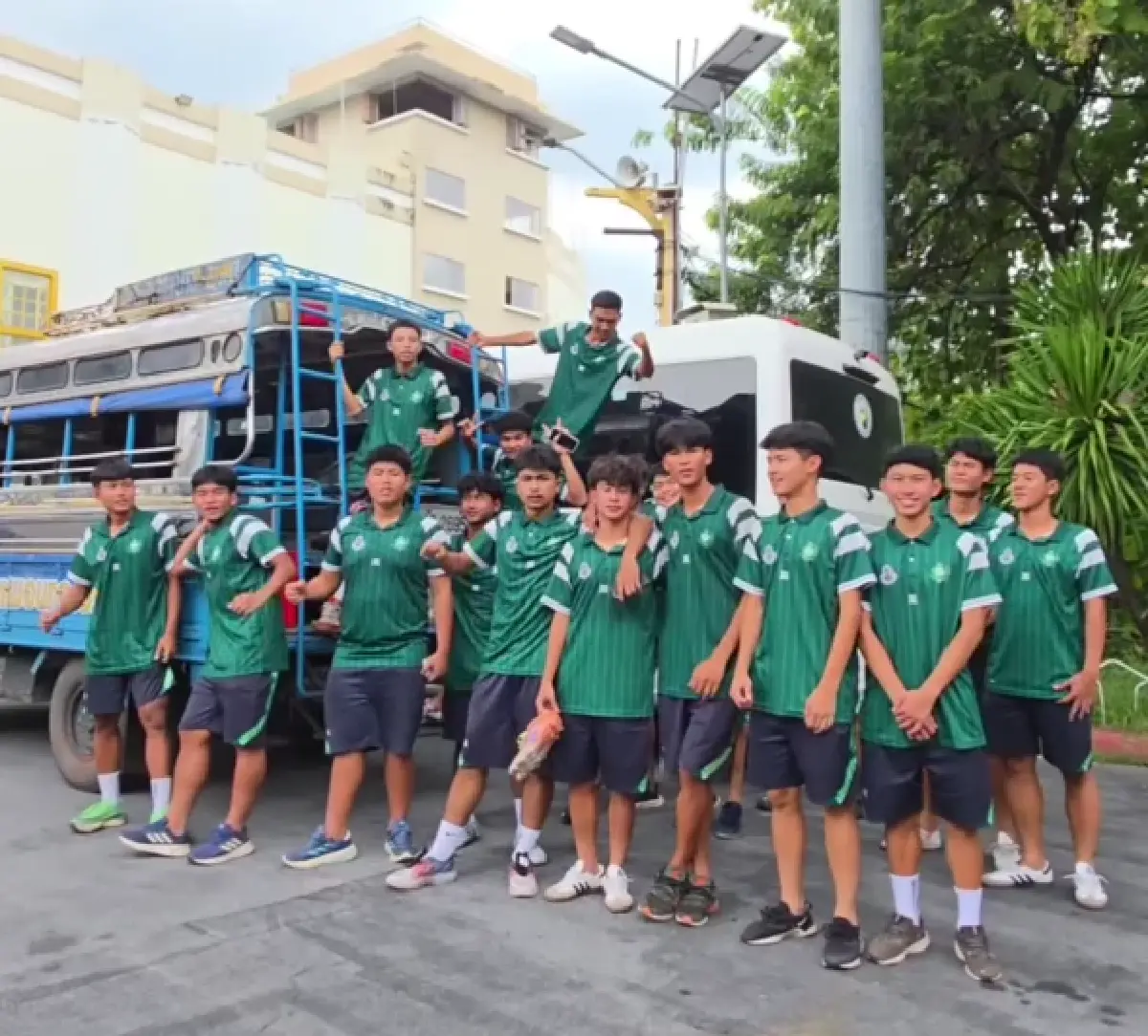 แข้งหมอนทองกับรถสองแถวคู่ใจ