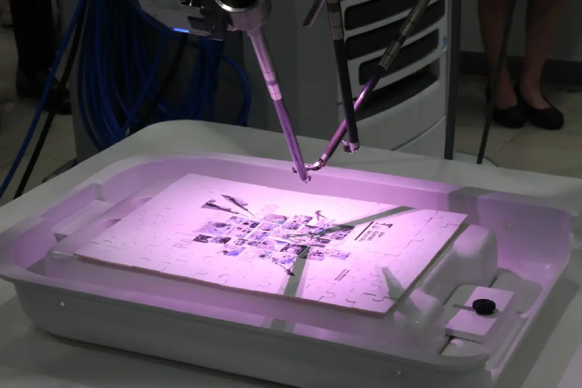 การสาธิตการผ่าตัดด้วยหุ่นยนต์