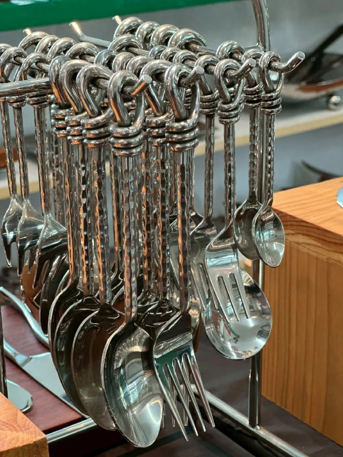 'โพธิ์ทอง อรัญญิก' พลิกภูมิปัญญาช่างมีด สู่ช้อน-ส้อมสแตนเลสพรีเมียม