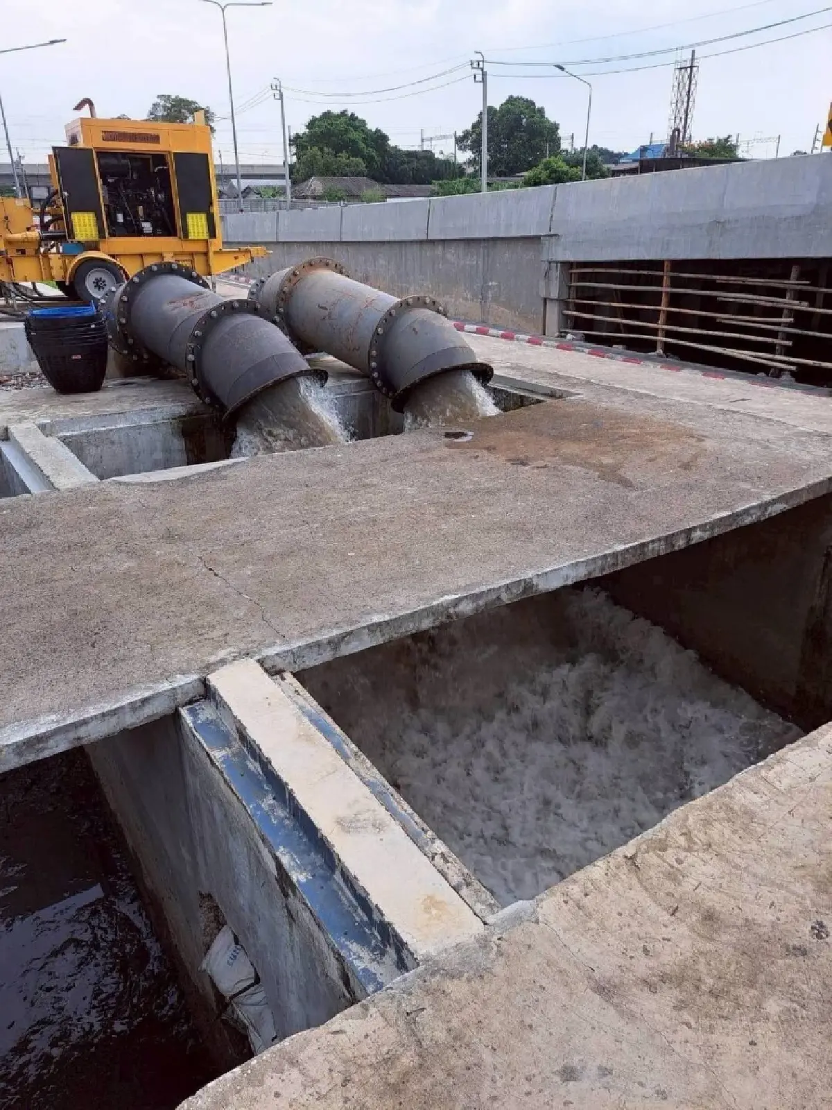 \"ชัชชาติ\" เร่งพร่องน้ำคลองรับมือฝนเกิน 100 มม. ถนนสายหลักแห้งแล้ว