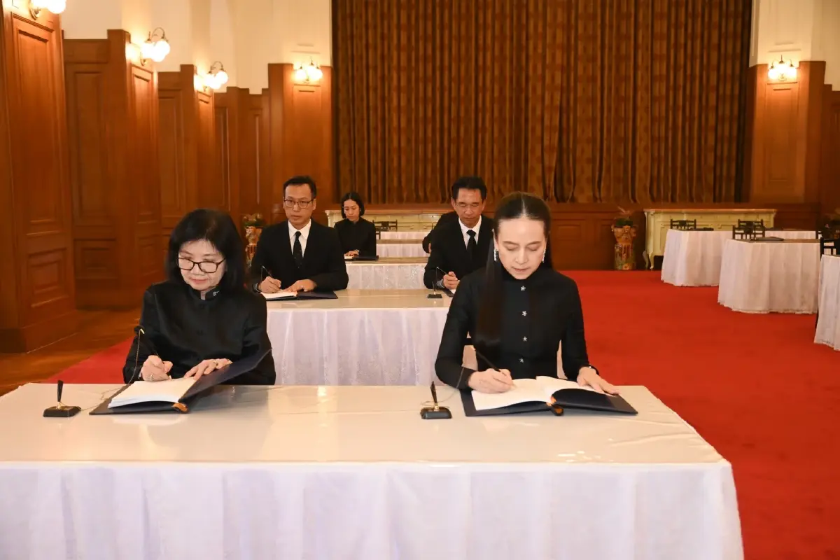 เมืองไทยประกันภัย เข้าถวายสักการะพระบรมศพและลงนามถวายความอาลัยแด่สมเด็จพระพันปีหลวง