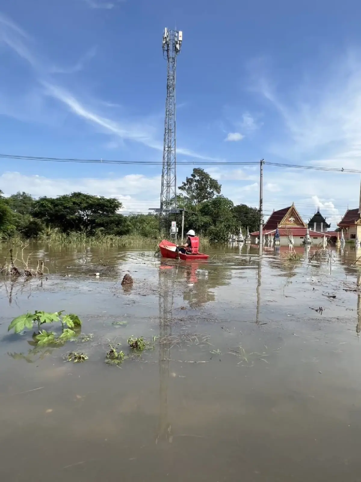 ทรูฯ ลุยน้ำท่วมสิงห์บุรี! เร่งดูแลสถานีฐานหลังพนังพัง หนุนสัญญาณ 5G, 4G ต่อเนื่อง