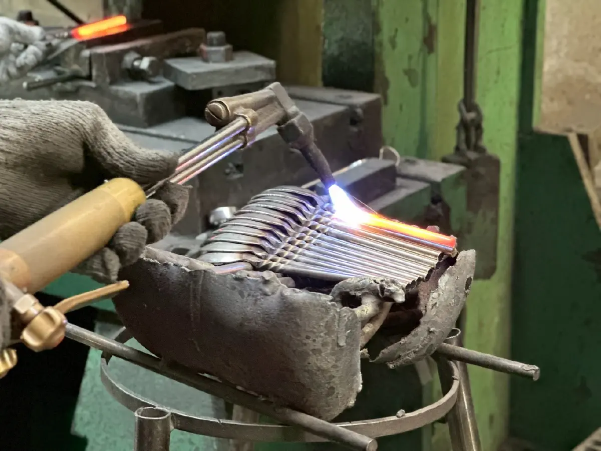 'โพธิ์ทอง อรัญญิก' พลิกภูมิปัญญาช่างมีด สู่ช้อน-ส้อมสแตนเลสพรีเมียม