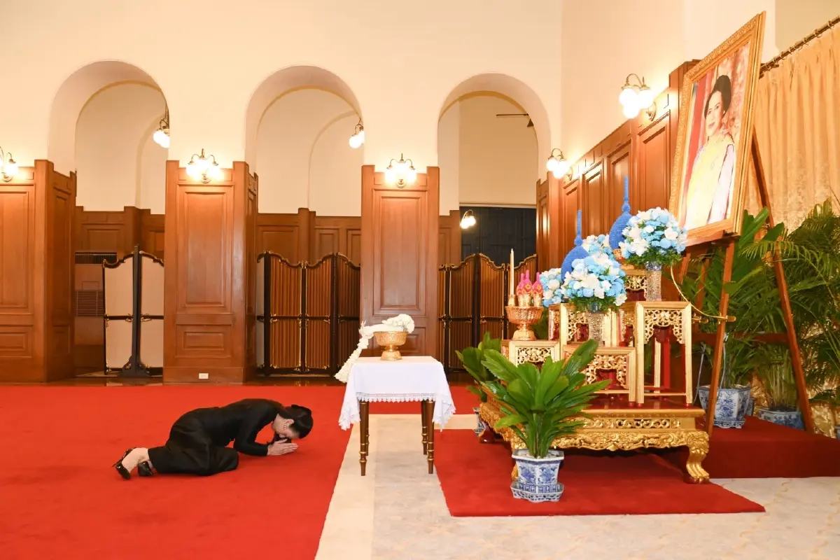 เมืองไทยประกันภัย เข้าถวายสักการะพระบรมศพและลงนามถวายความอาลัยแด่สมเด็จพระพันปีหลวง