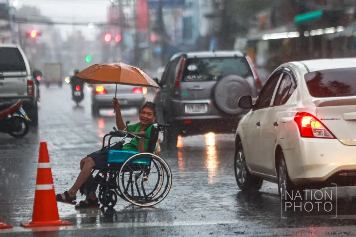 พายุคัลแมกีเข้าอุบลฯ ฝนตกหนักทั่วอีสาน ปรับระบายน้ำแบบขั้นบันได