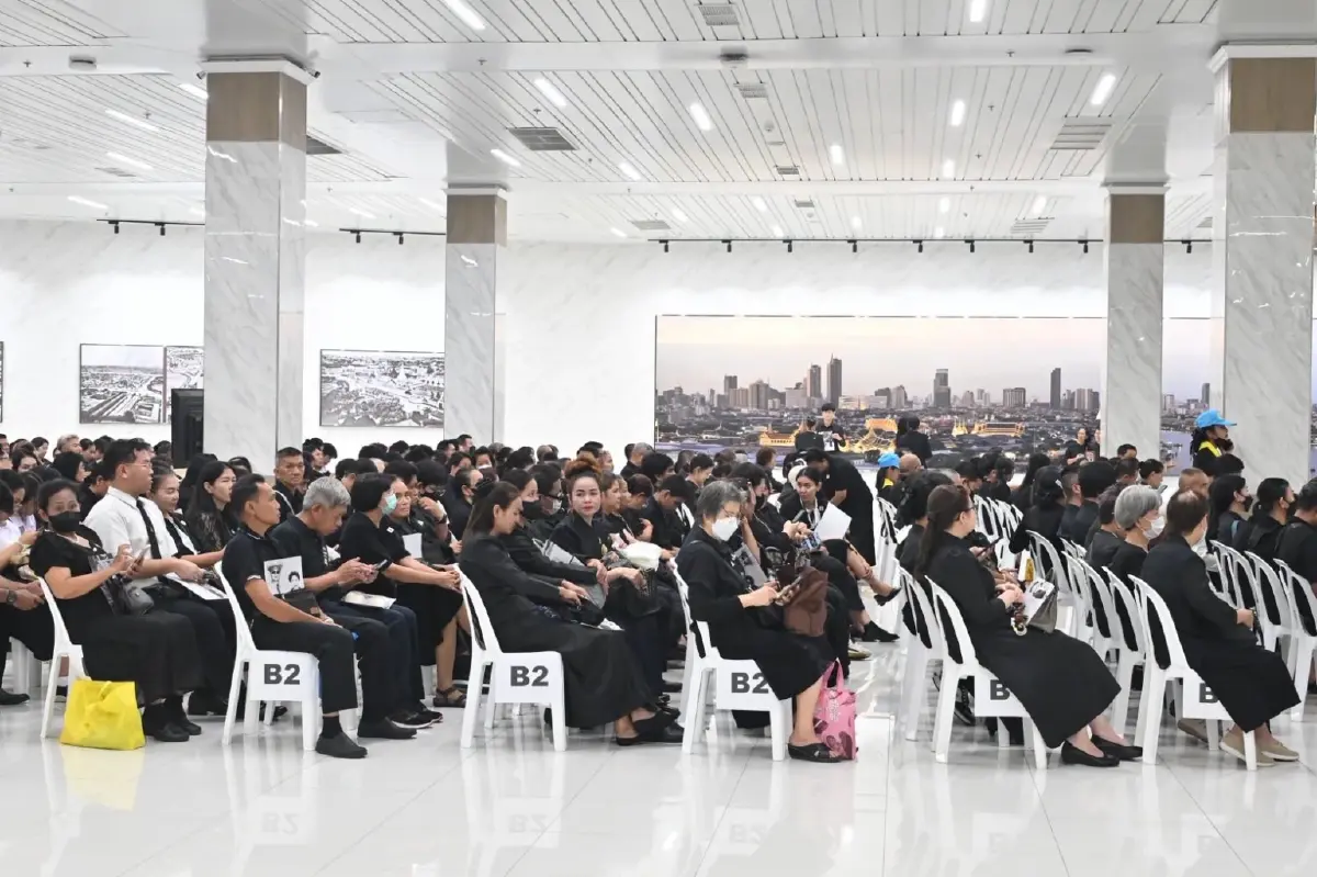 ประชาชนเข้าถวายบังคมพระบรมศพ สมเด็จพระพันปีหลวง วันแรก 8,370 คน