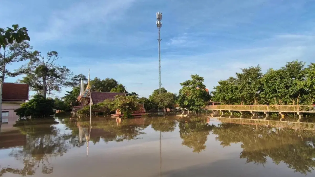 ทรูฯ ลุยน้ำท่วมสิงห์บุรี! เร่งดูแลสถานีฐานหลังพนังพัง หนุนสัญญาณ 5G, 4G ต่อเนื่อง