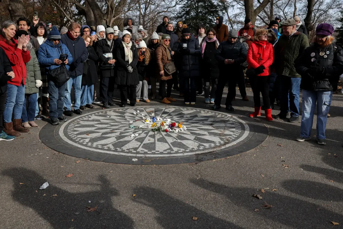 แฟนเพลงร่วมร้องเพลงของจอห์น เลนนอน ที่สตรอเบอร์รี ฟิลด์ส ซึ่งสถานที่แห่งนี้ถูกตั้งเป็นชื่อเพลง  Strawberry Fields Forever ในอัลบั้ม Magical Mystery Tour 