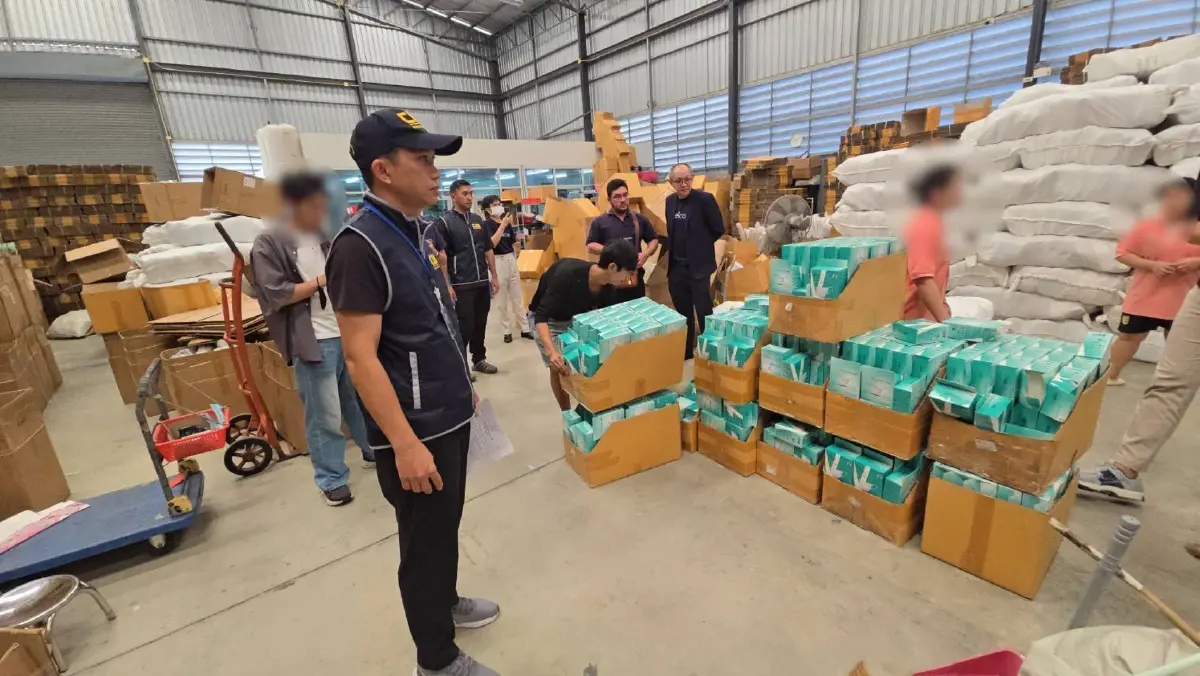CIB ลุยค้นโกดังเก็บ "หน้ากากอนามัยเถื่อน"  ยึดของกลางกว่า 160,000 ชิ้น